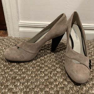 Via Spiga tan Suede Pumps w/ stack black heel sz8